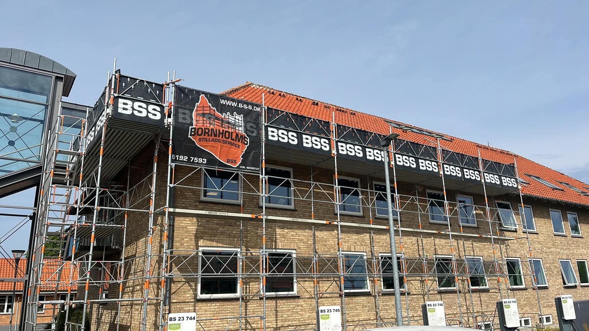 Specialstillads ved facade på Bornholm — Bornholms Stillads Service