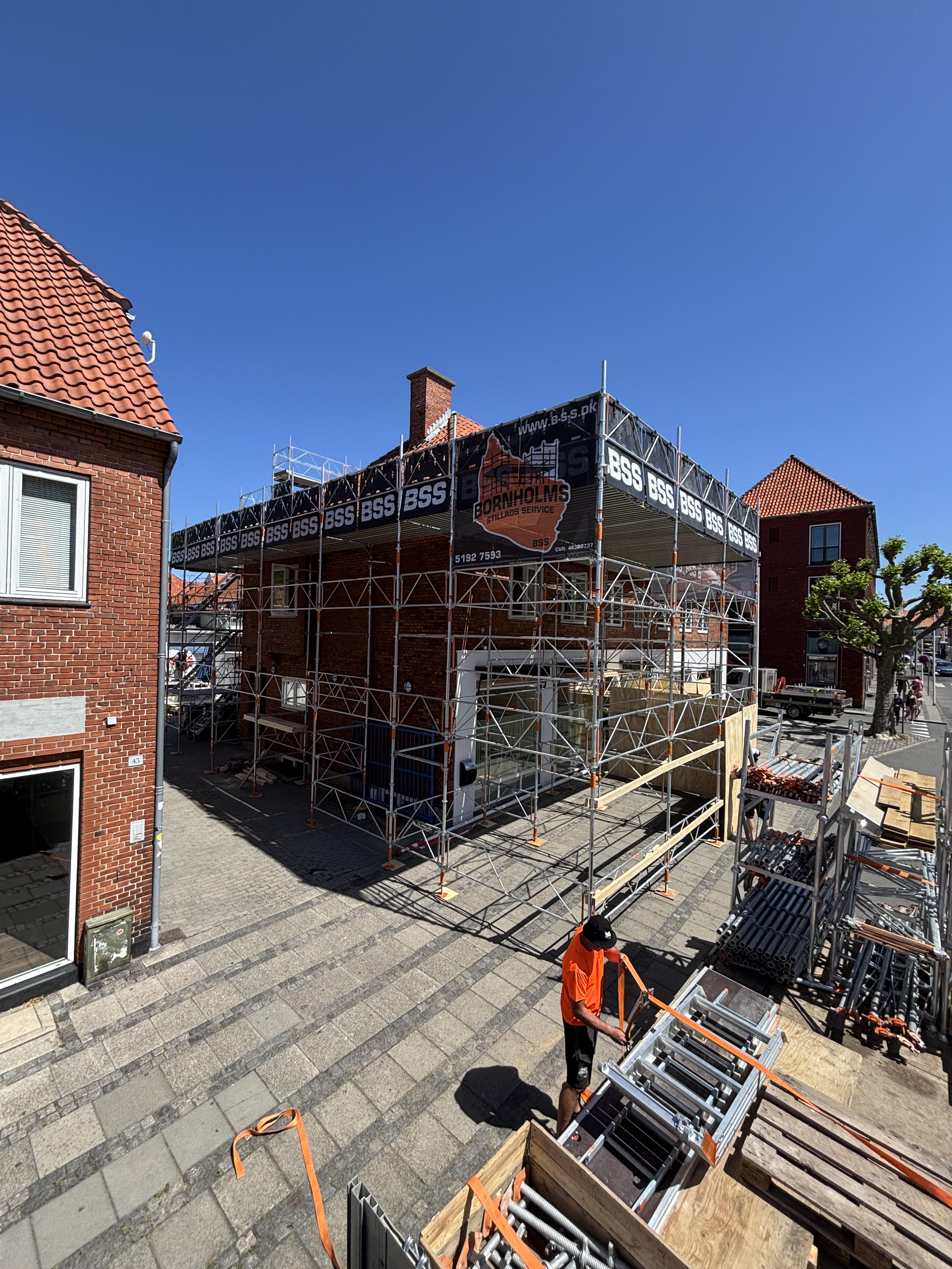 Hængestillads ved facade på Bornholm — Bornholms Stillads Service