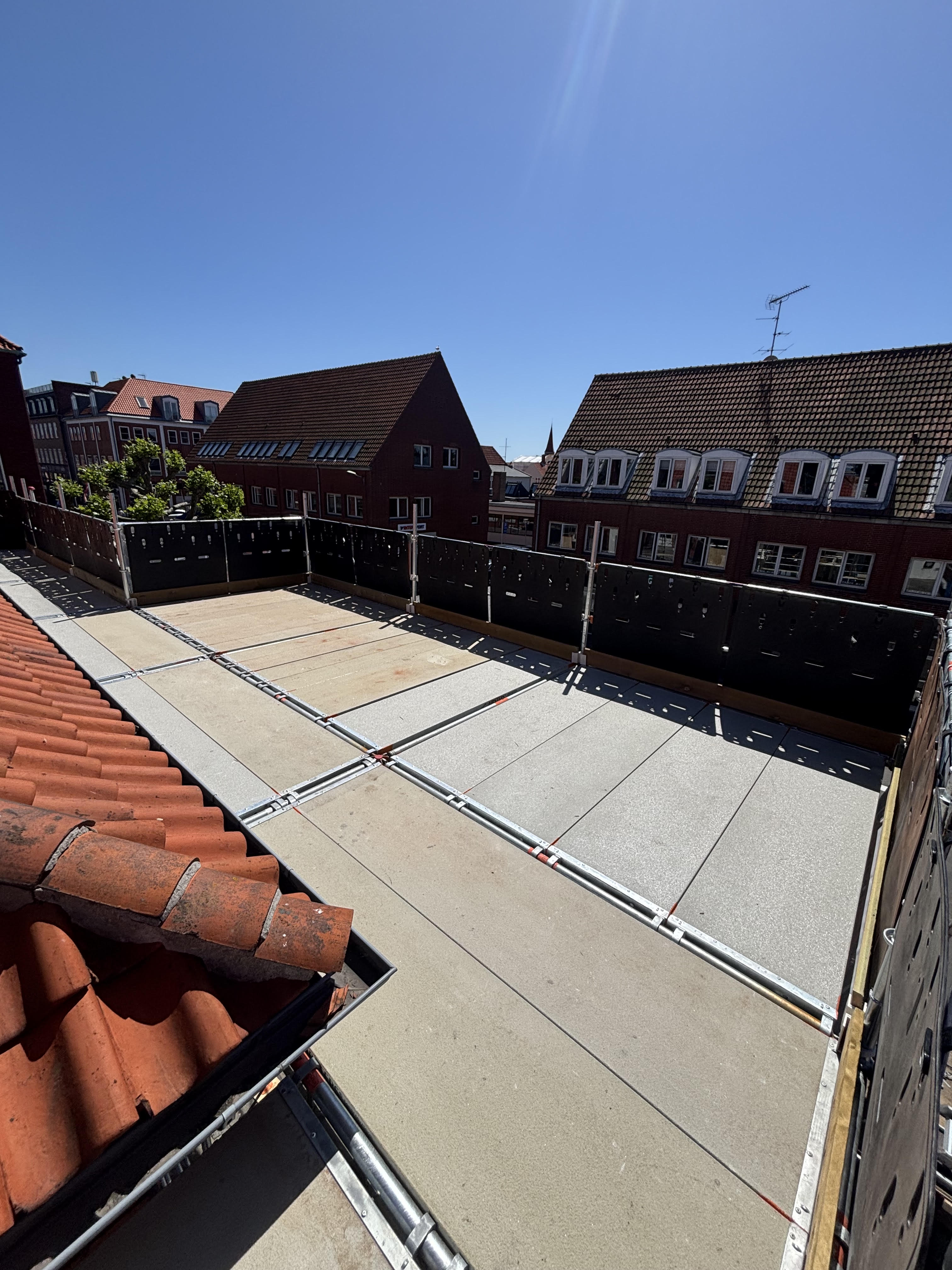 Totaloverdækning af stillads på Bornholm — beskytter facade og arbejdsplads
